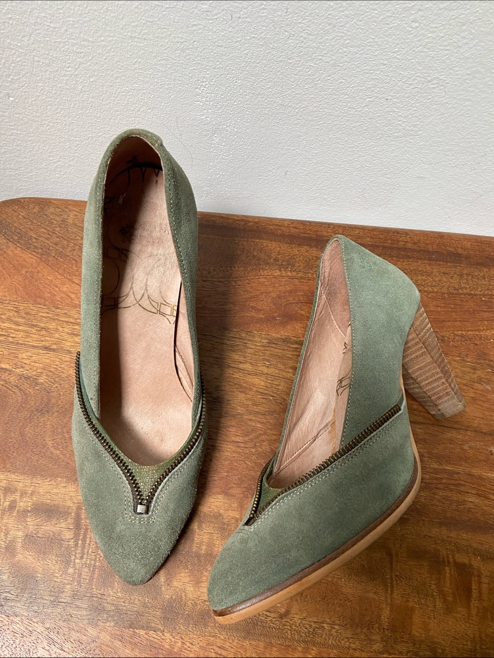 Coque Terra Suede Pointed-Toe Heels Zipper Design  in Sage Green -